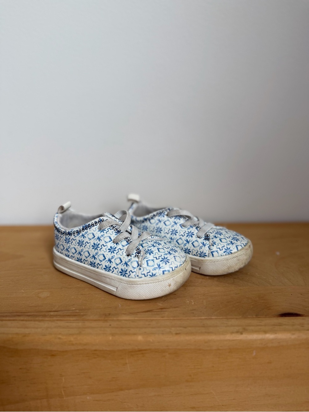OshKosh B’Gosh Floral Pattern Casual Sneakers (Size 4m)